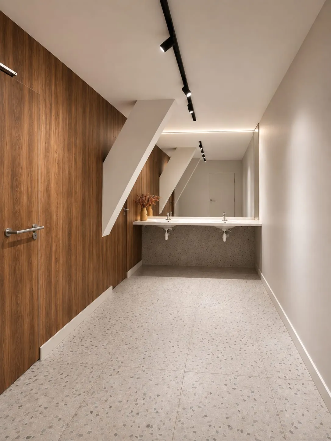 Sanitaires aux portes en noyer et plan gris, sol terrazzo, ATR, Blagnac