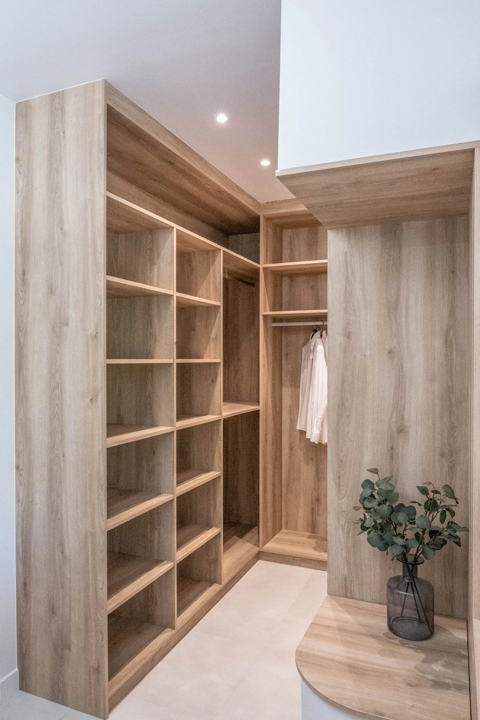 Dressing en chêne avec penderie et rangements toute hauteur, D1