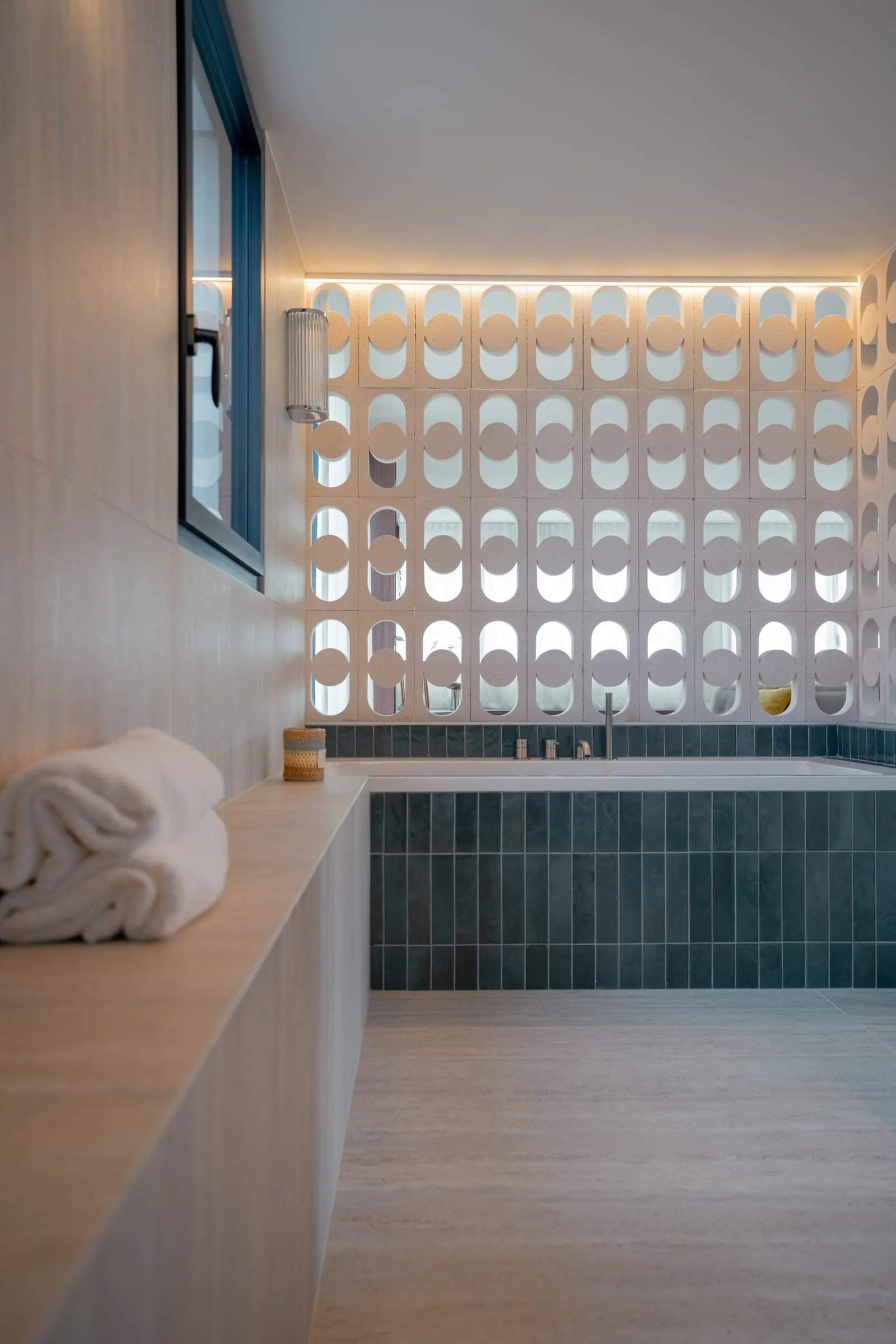 Baignoire encastrée en carrelage bleu-vert et claustra rétroéclairé, salle de bain, Maison V1