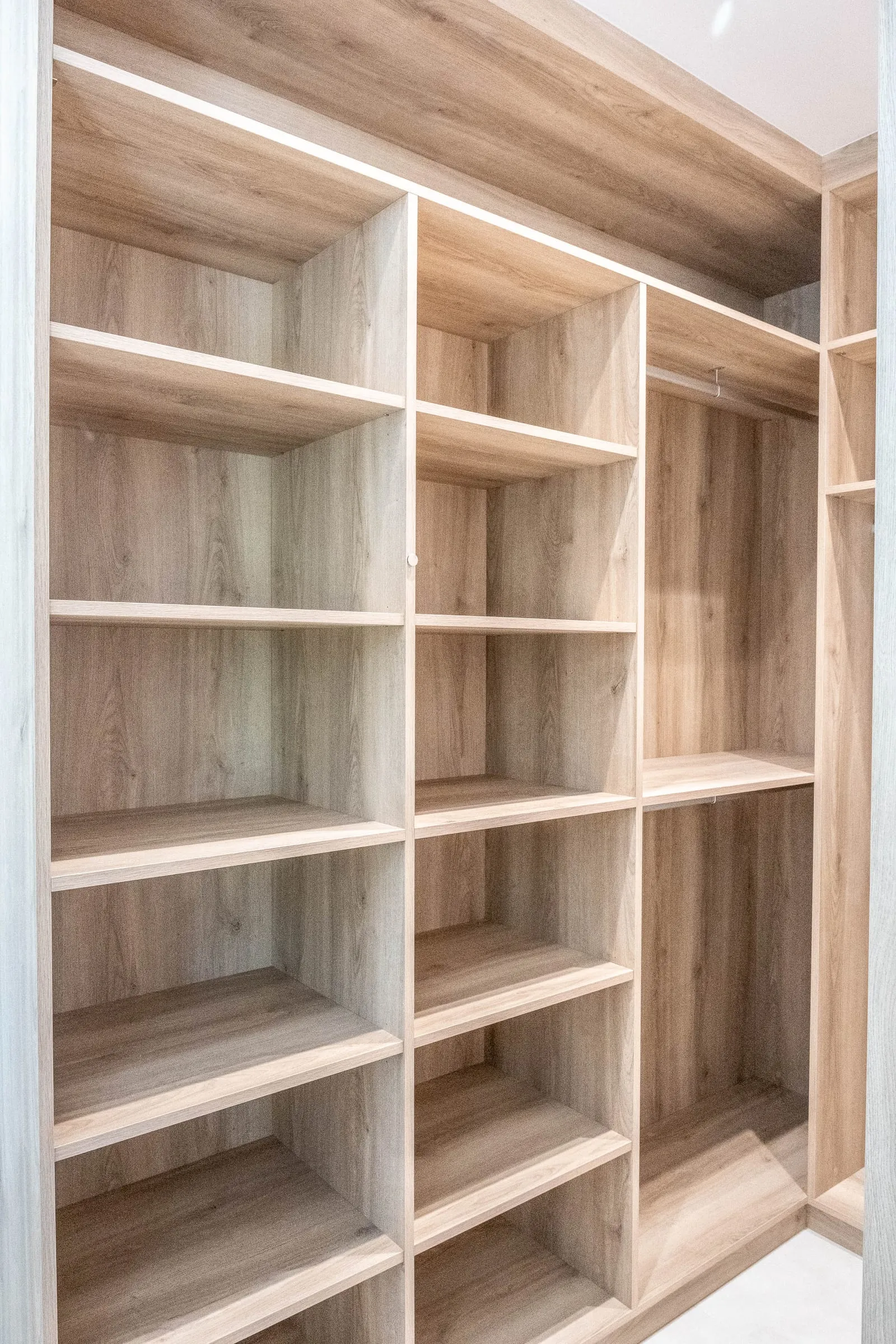 Étagères en chêne du dressing, D1