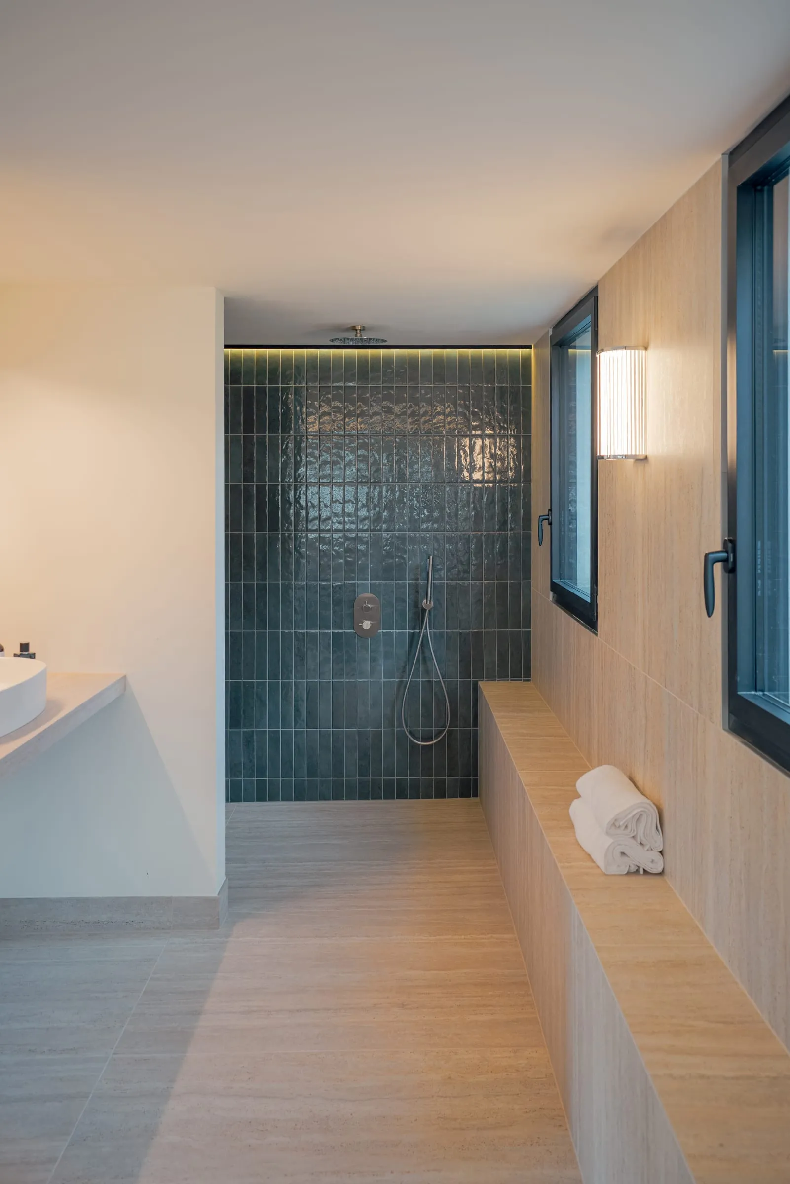 Salle de bain, douche en zellige bleu-vert, banc en pierre et appliques, Maison V1