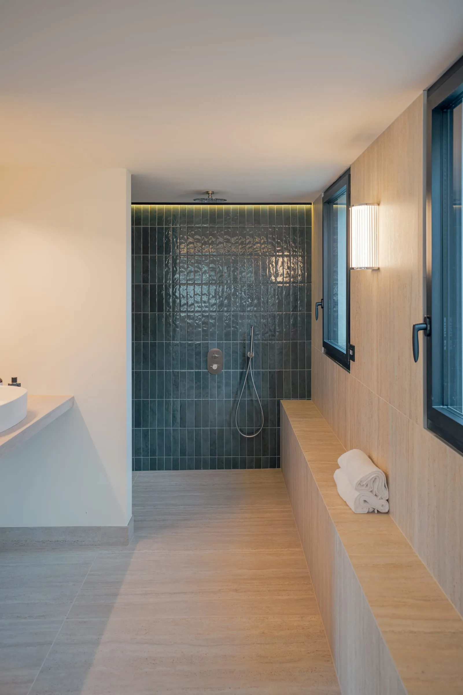 Salle de bain parentale, douche en zellige bleu-vert et vasque, Maison V1