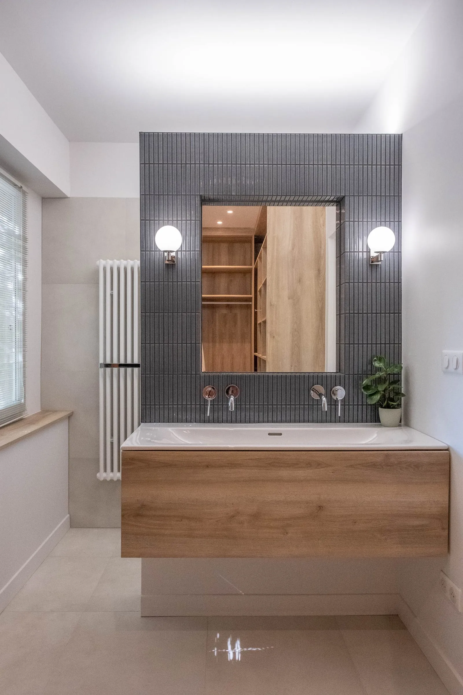 Salle de bain D1, meuble vasque en chêne, miroir et appliques globe sur carrelage noir