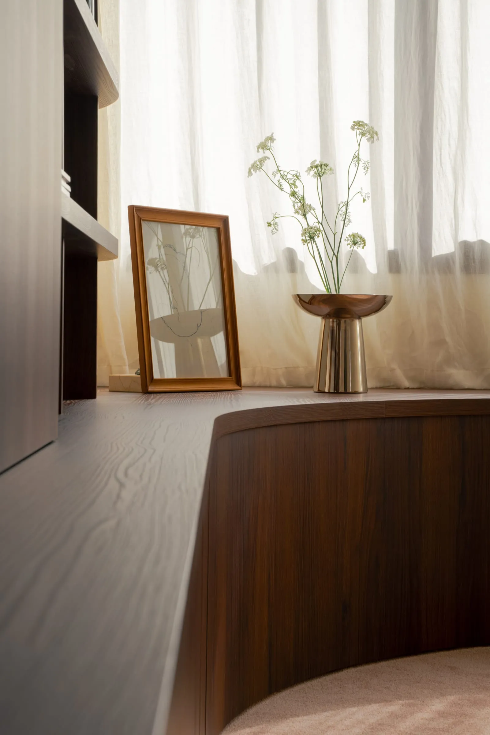 Meuble courbe en noyer, miroir posé et voilage, chambre, Maison V1