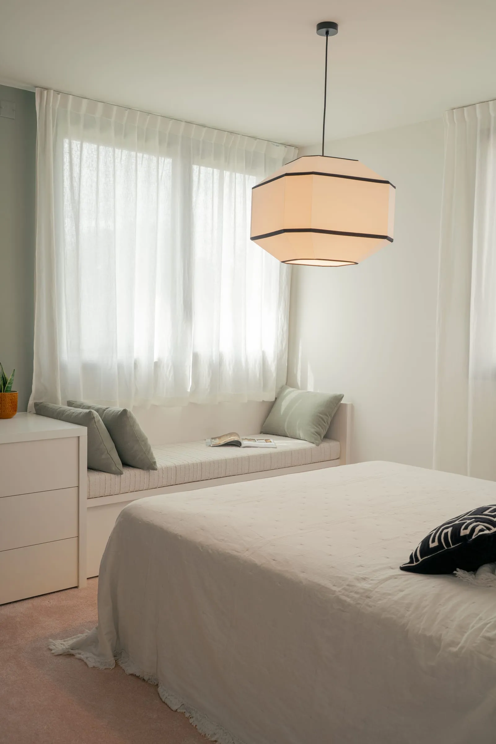 Chambre aux voilages blancs, suspension en tissu et commode, Maison V1