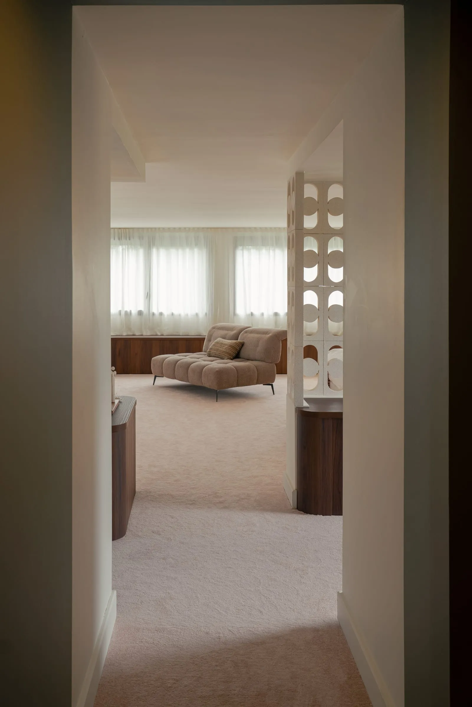 Enfilade vers le séjour, claustra et menuiseries noyer, Maison V1