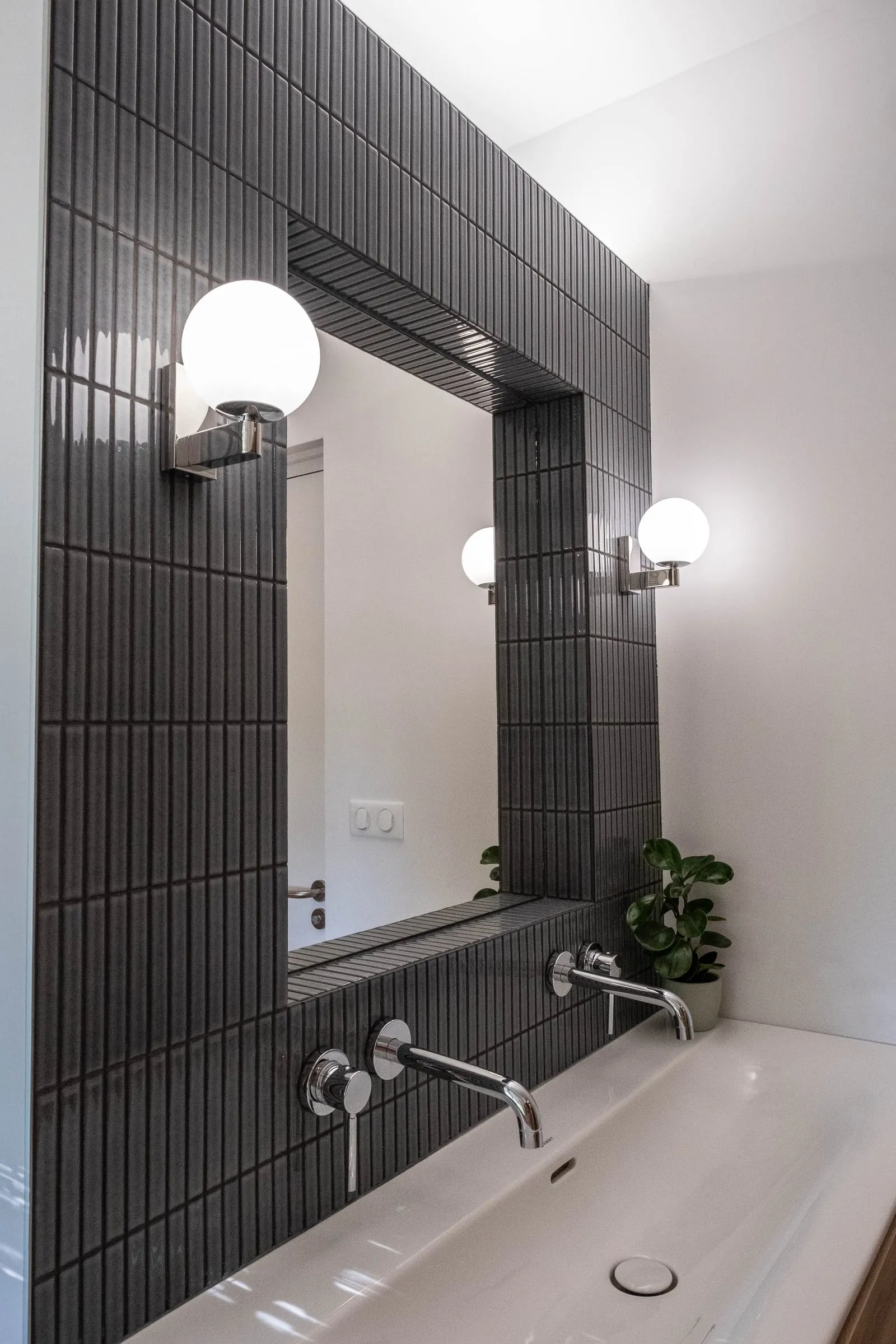 Baignoire encastrée sous le miroir, carrelage strié noir, D1