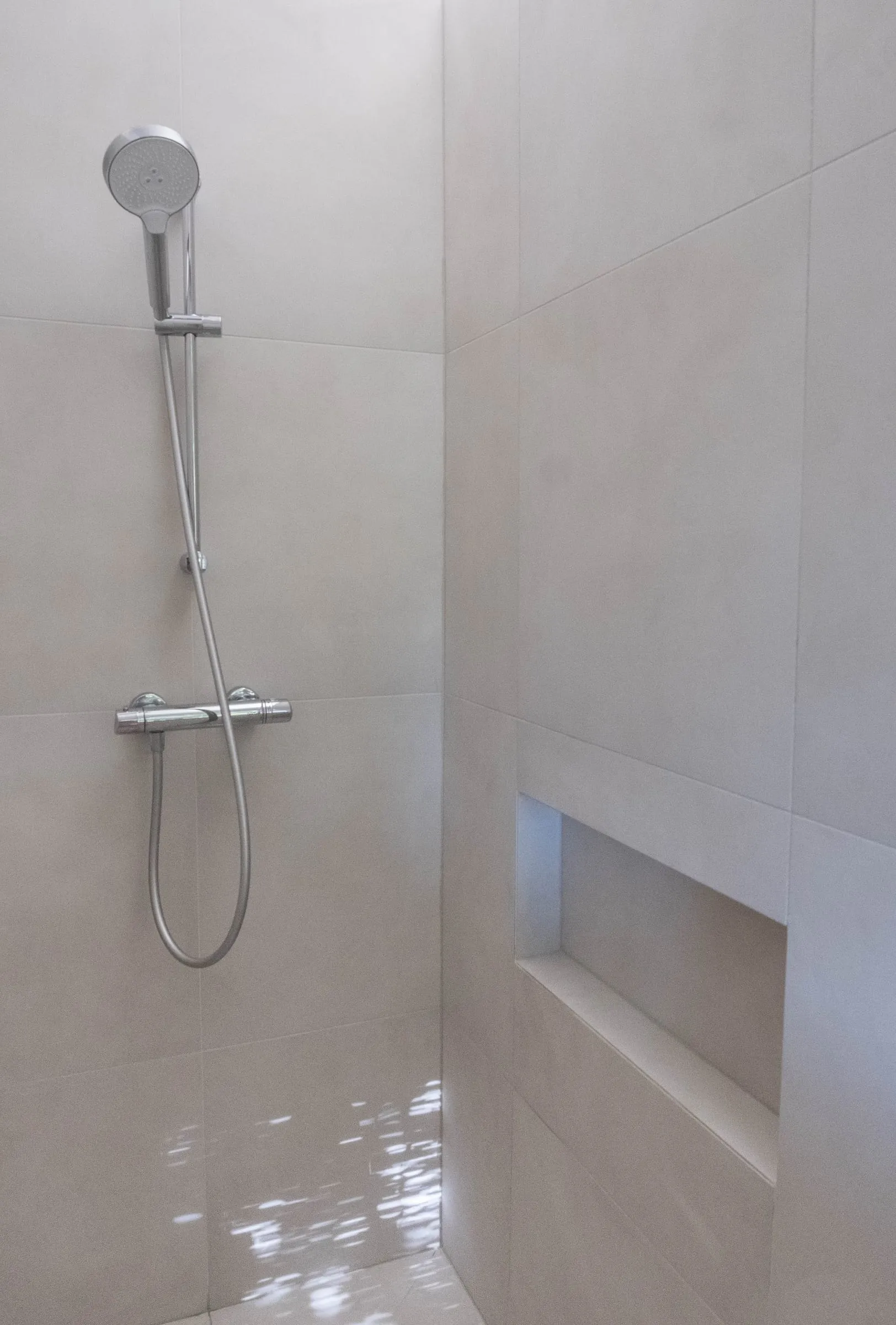 Douche en carrelage beige grand format avec niche, D1