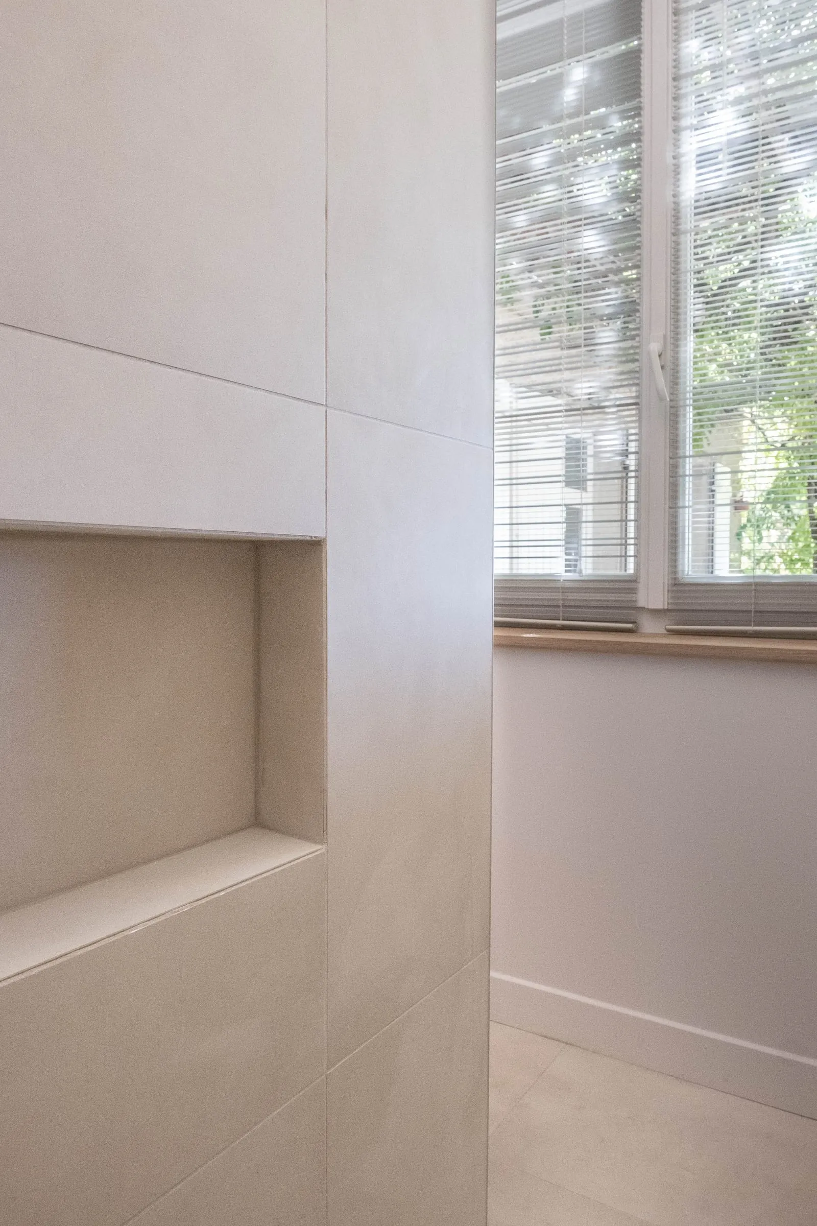 Niche en carrelage beige et fenêtre à store, salle de bain D1