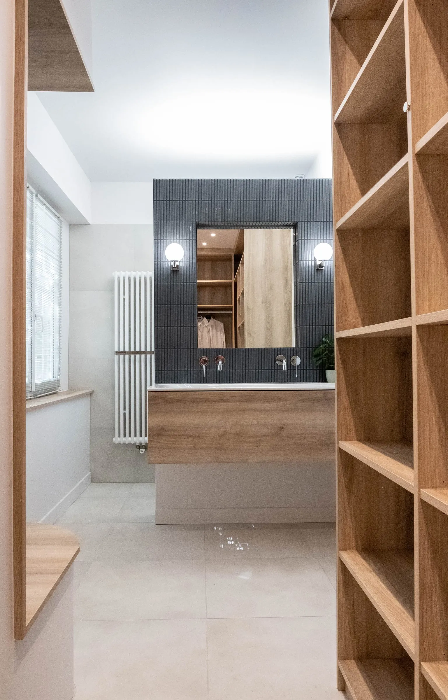Salle de bain vue depuis le dressing en chêne, D1, Toulouse