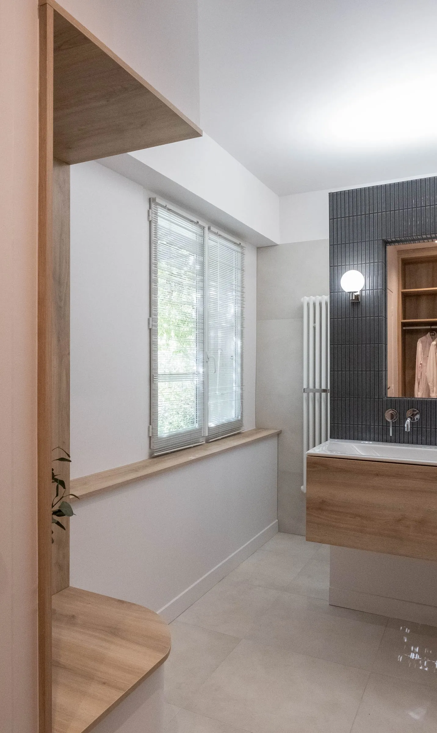 Salle de bain D1, ouverture en chêne vers le meuble vasque et la baignoire
