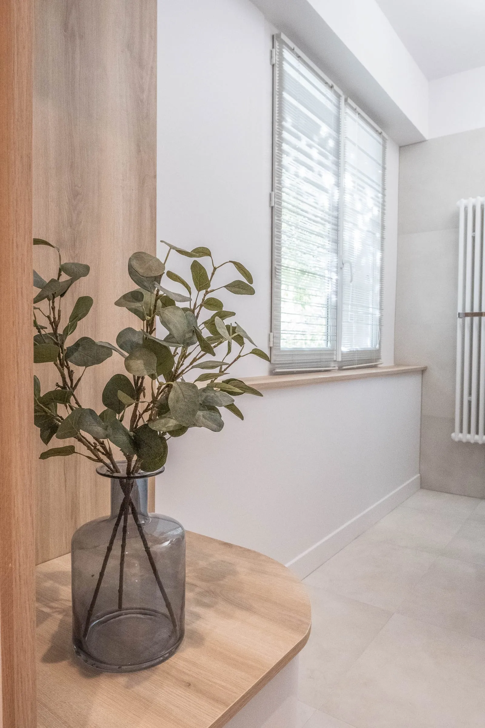 Banc en chêne sous la fenêtre, vase et eucalyptus, D1