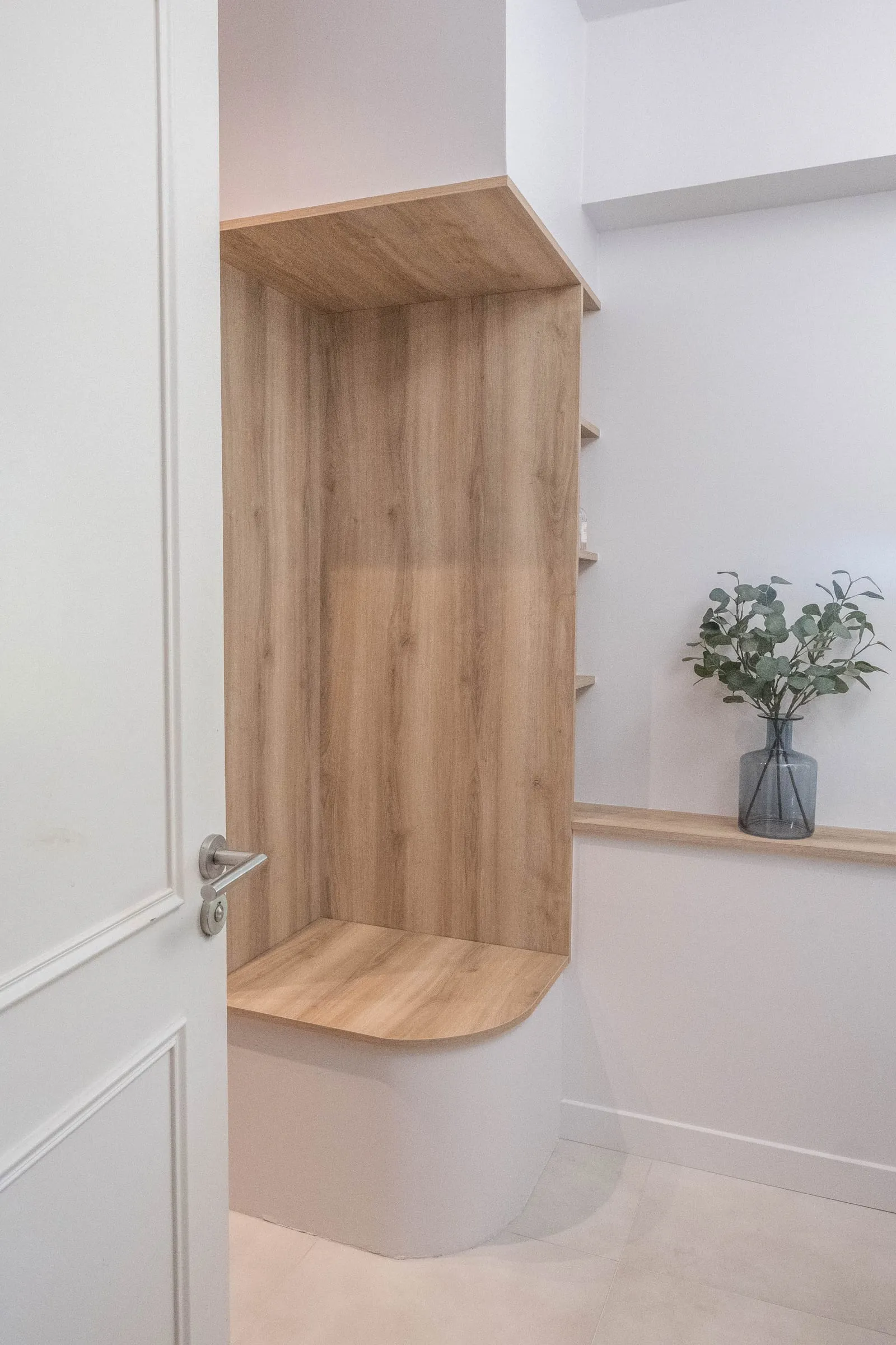 Rangement en chêne à l'entrée de la salle de bain, D1