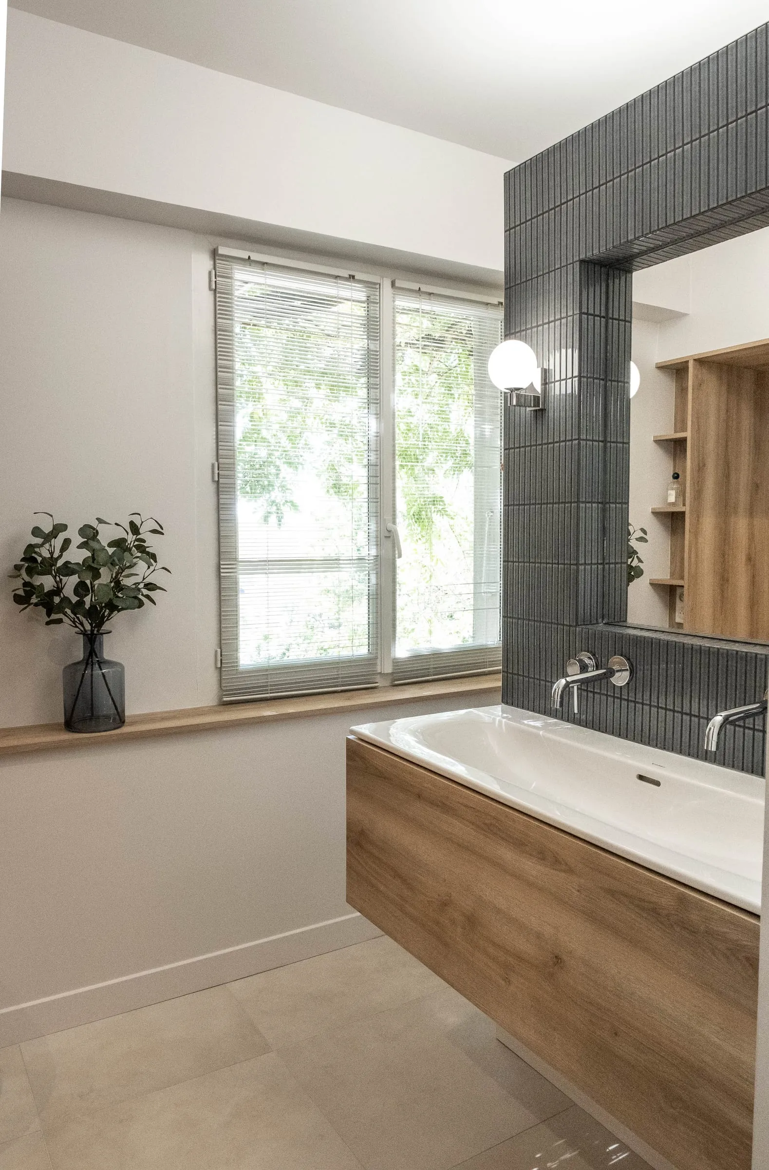 Baignoire habillée de chêne sous la fenêtre, radiateur blanc, D1